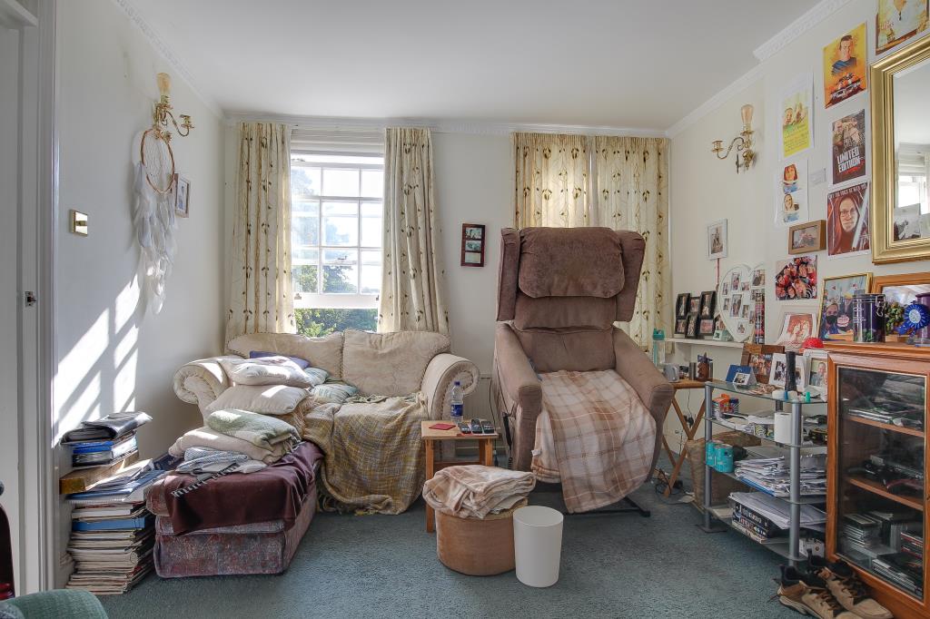 Lot: 99 - TWO-BEDROOM FLAT IN GOOD LOCATION - Living room